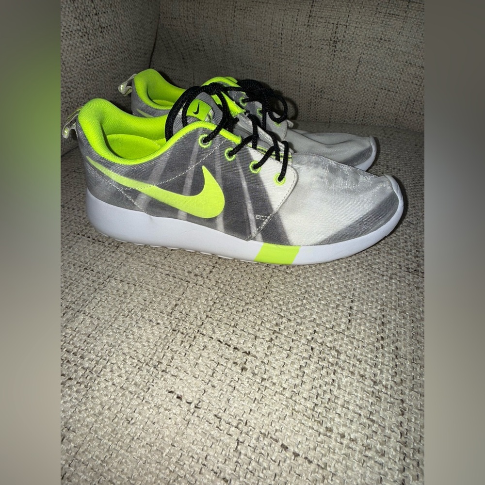 Women’s Nike Roshe run Pulso Forte Black Volt white